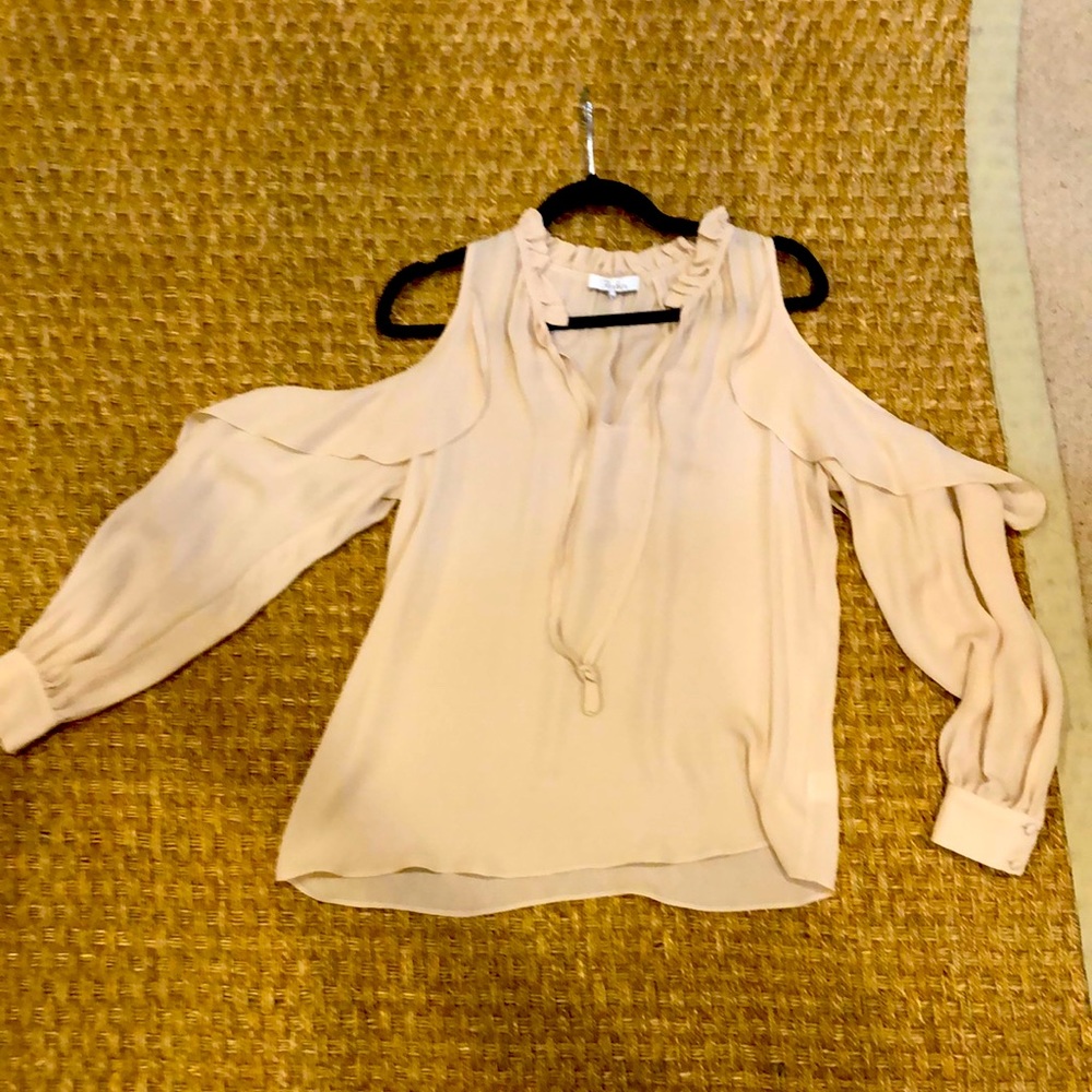 Ladies silk blouse in blush. Long sleeve with Cut out shoulders